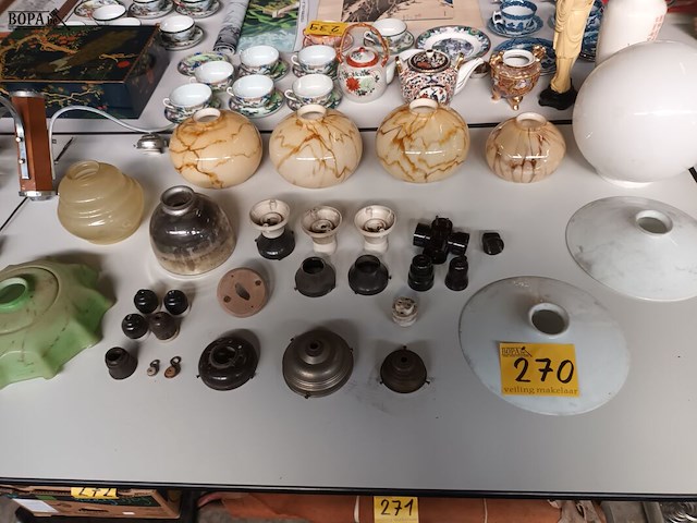 Lot 270 - glazen lampenkappen en toebehoren. 11 stuks - afbeelding 1 van  6