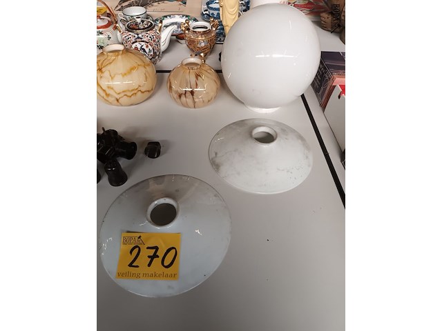 Lot 270 - glazen lampenkappen en toebehoren. 11 stuks - afbeelding 2 van  6