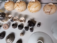 Lot 270 - glazen lampenkappen en toebehoren. 11 stuks - afbeelding 3 van  6