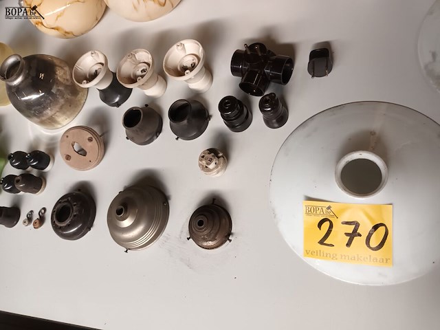 Lot 270 - glazen lampenkappen en toebehoren. 11 stuks - afbeelding 4 van  6