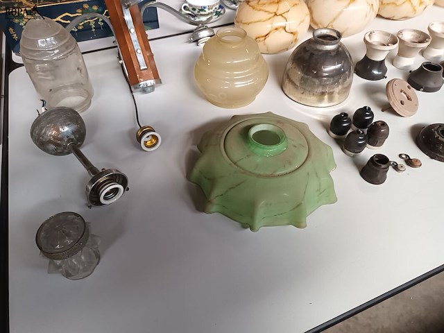 Lot 270 - glazen lampenkappen en toebehoren. 11 stuks - afbeelding 5 van  6