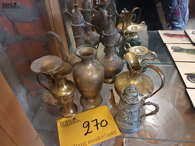 Lot 270 - koperen kannetjes. 8 stuks - afbeelding 1 van  5