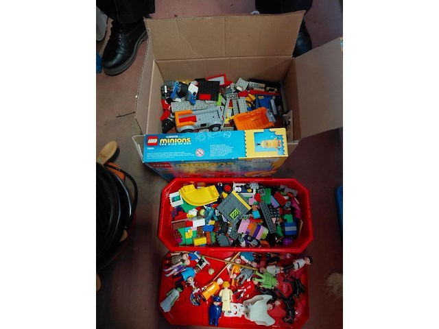 Lot 270 - lego diverse blokjes + doos minions nieuw en playmobil figuu - afbeelding 2 van  4