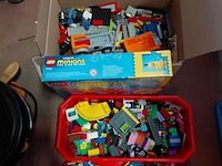 Lot 270 - lego diverse blokjes + doos minions nieuw en playmobil figuu - afbeelding 2 van  4