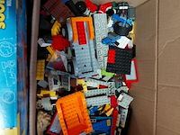 Lot 270 - lego diverse blokjes + doos minions nieuw en playmobil figuu - afbeelding 3 van  4
