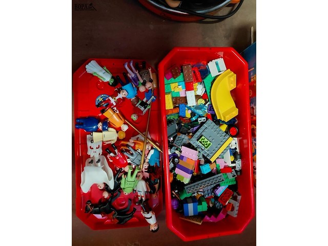 Lot 270 - lego diverse blokjes + doos minions nieuw en playmobil figuu - afbeelding 4 van  4