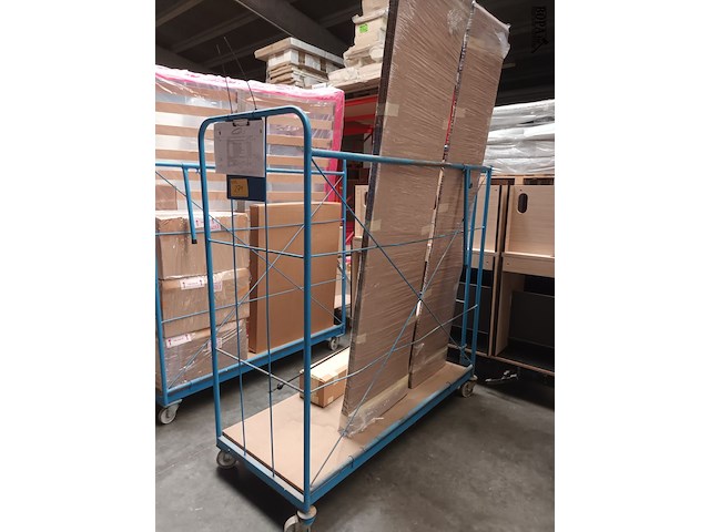 Lot 271 - blauwe transportkar met inhoud - afbeelding 1 van  4