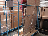 Lot 271 - blauwe transportkar met inhoud - afbeelding 1 van  4
