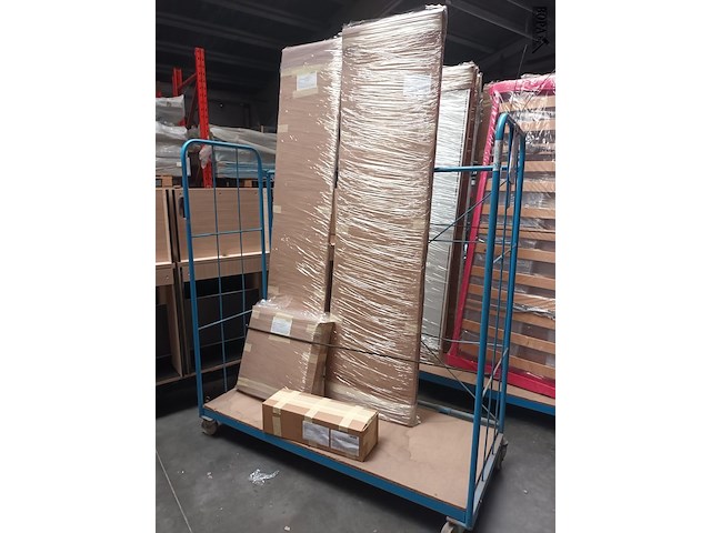 Lot 271 - blauwe transportkar met inhoud - afbeelding 2 van  4