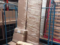 Lot 271 - blauwe transportkar met inhoud - afbeelding 2 van  4