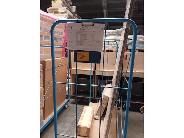 Lot 271 - blauwe transportkar met inhoud - afbeelding 4 van  4