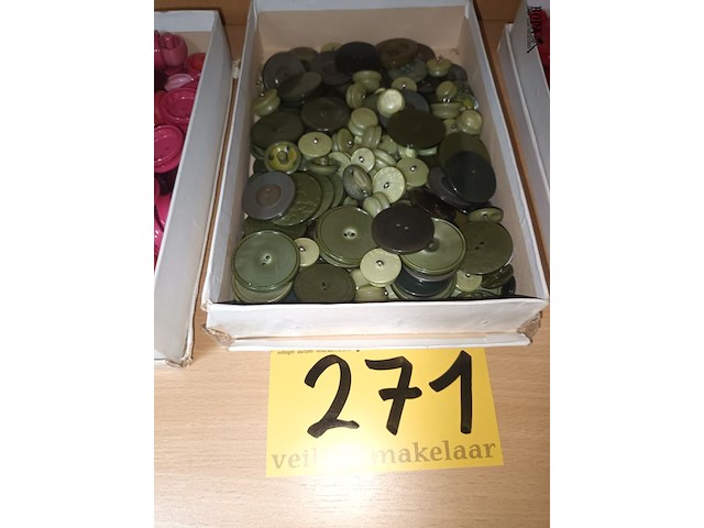 Lot 271 - doos met retro knopen - afbeelding 1 van  2