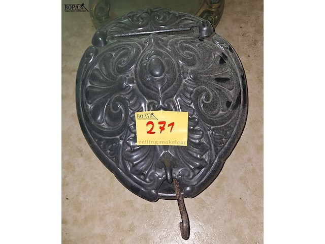 Lot 271 - gietijzeren kolenbak - afbeelding 1 van  1