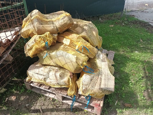 Lot 271 - pallet met zakken brandhout - afbeelding 1 van  3