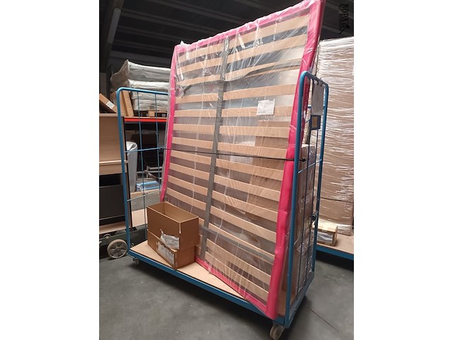 Lot 272 - blauwe transportkar met inhoud - afbeelding 1 van  3