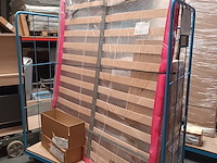 Lot 272 - blauwe transportkar met inhoud - afbeelding 1 van  3