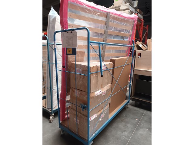 Lot 272 - blauwe transportkar met inhoud - afbeelding 3 van  3