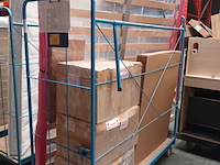 Lot 272 - blauwe transportkar met inhoud - afbeelding 3 van  3