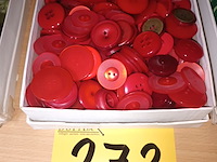 Lot 272 - doos met retro knopen - afbeelding 1 van  2