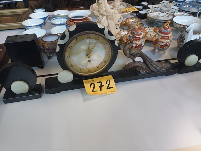 Lot 272 - klokstel in marmer met pauw - afbeelding 1 van  4