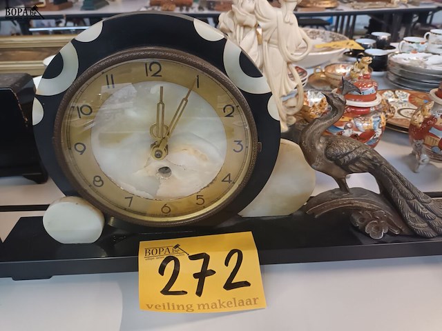 Lot 272 - klokstel in marmer met pauw - afbeelding 2 van  4