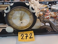 Lot 272 - klokstel in marmer met pauw - afbeelding 2 van  4