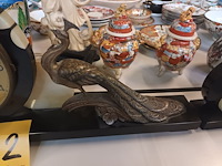 Lot 272 - klokstel in marmer met pauw - afbeelding 3 van  4