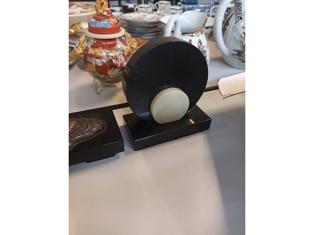 Lot 272 - klokstel in marmer met pauw - afbeelding 4 van  4