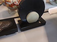 Lot 272 - klokstel in marmer met pauw - afbeelding 4 van  4