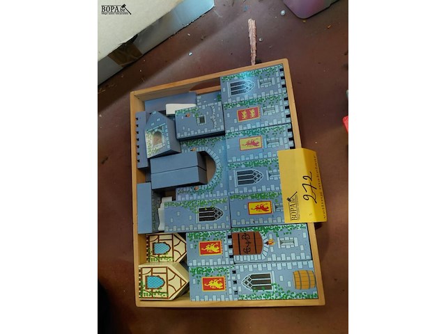 Lot 272 - speelgoed kleine kinderen: bouwdoos, kleurboeken, voorleesbo - afbeelding 1 van  3