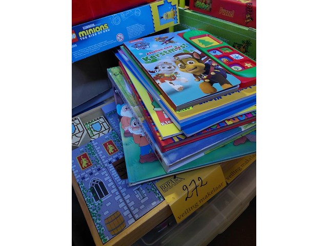 Lot 272 - speelgoed kleine kinderen: bouwdoos, kleurboeken, voorleesbo - afbeelding 2 van  3