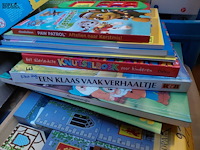 Lot 272 - speelgoed kleine kinderen: bouwdoos, kleurboeken, voorleesbo - afbeelding 3 van  3