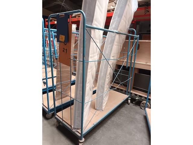 Lot 273 - blauwe transportkar met inhoud - afbeelding 1 van  2