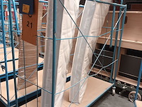 Lot 273 - blauwe transportkar met inhoud - afbeelding 1 van  2