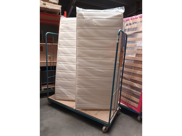 Lot 273 - blauwe transportkar met inhoud - afbeelding 2 van  2