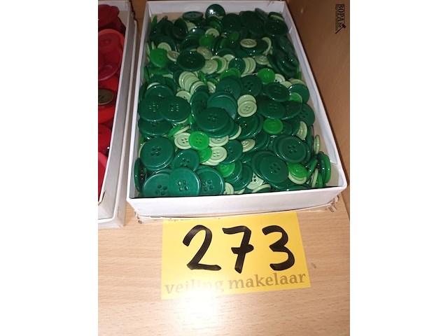 Lot 273 - doos met retro knopen - afbeelding 1 van  2