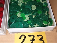 Lot 273 - doos met retro knopen - afbeelding 1 van  2