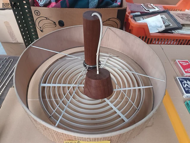 Lot 273 - vintage plafondlamp in teak - afbeelding 3 van  4