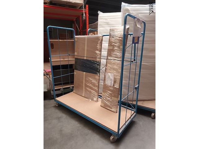 Lot 274 - blauwe transportkar met inhoud - afbeelding 1 van  2