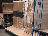 Lot 274 - blauwe transportkar met inhoud - afbeelding 1 van  2