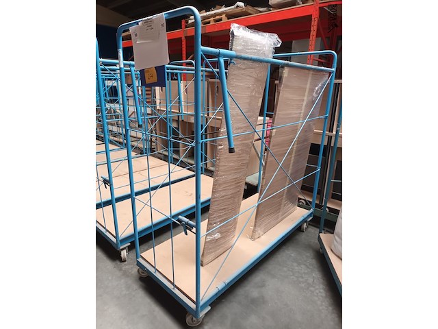 Lot 274 - blauwe transportkar met inhoud - afbeelding 2 van  2