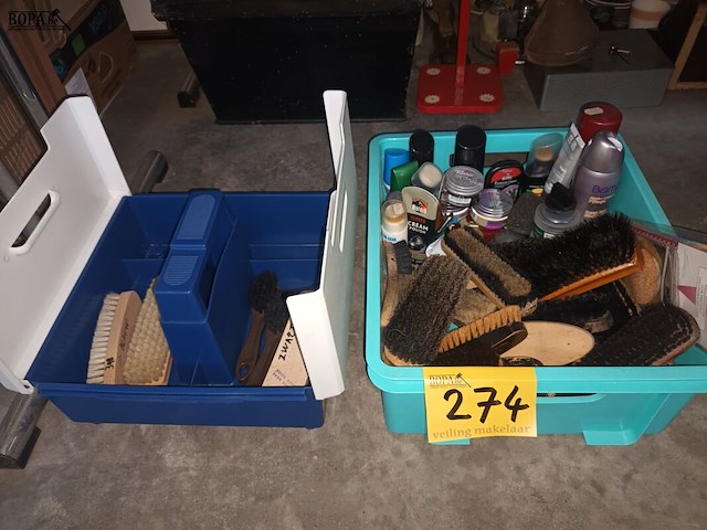 Lot 274 - schoenenpoets materiaal - afbeelding 1 van  3