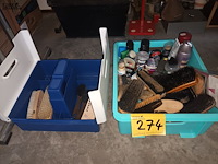 Lot 274 - schoenenpoets materiaal - afbeelding 1 van  3