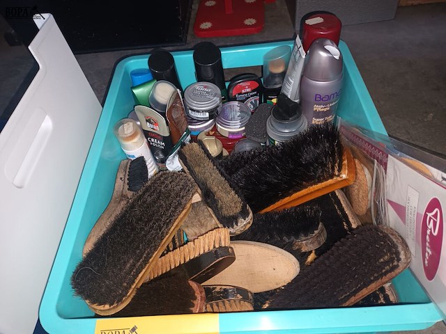 Lot 274 - schoenenpoets materiaal - afbeelding 2 van  3