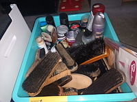 Lot 274 - schoenenpoets materiaal - afbeelding 2 van  3