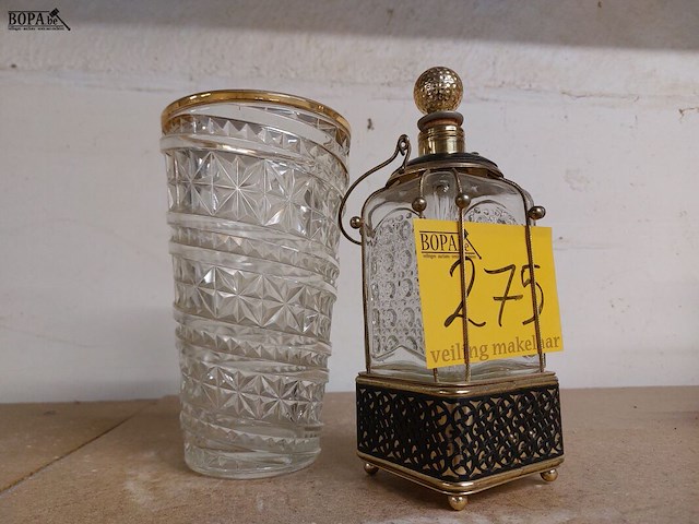 Lot 275 - karaf en vaas - afbeelding 1 van  2