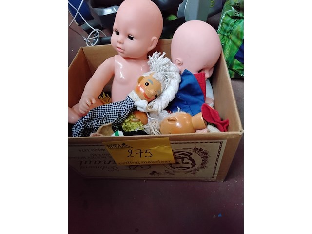 Lot 275 - lot poppen - afbeelding 1 van  1