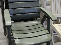Lot 275 - tuinstoelen plooibaar in groene kunststof 2 stuks - afbeelding 1 van  3
