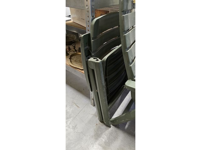 Lot 275 - tuinstoelen plooibaar in groene kunststof 2 stuks - afbeelding 3 van  3