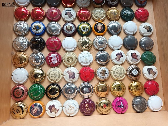 Lot 276 - champagne capsules. 90 stuks - afbeelding 3 van  3